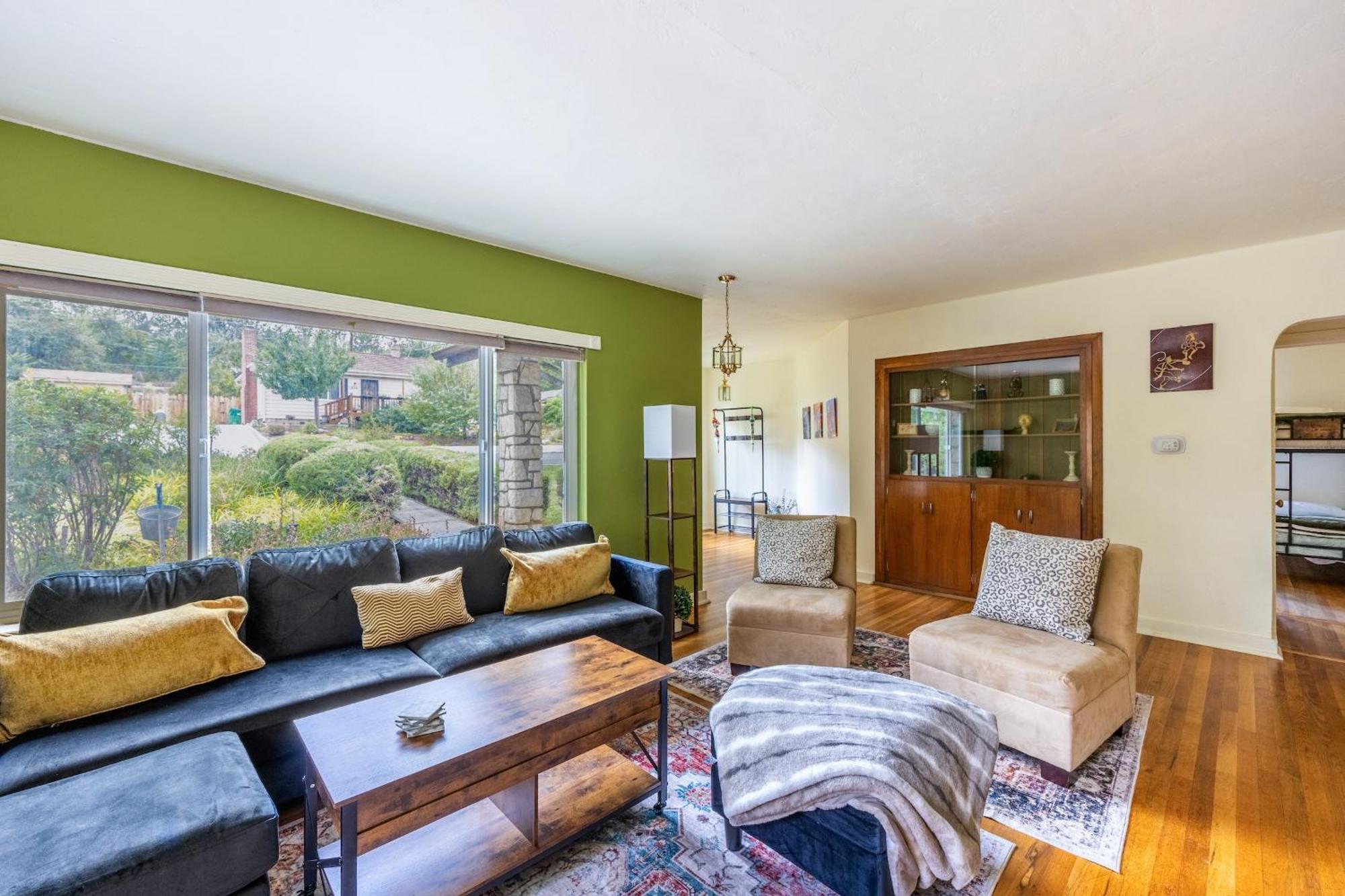 Cozy 2br Near Unr With Large Deck & Parking