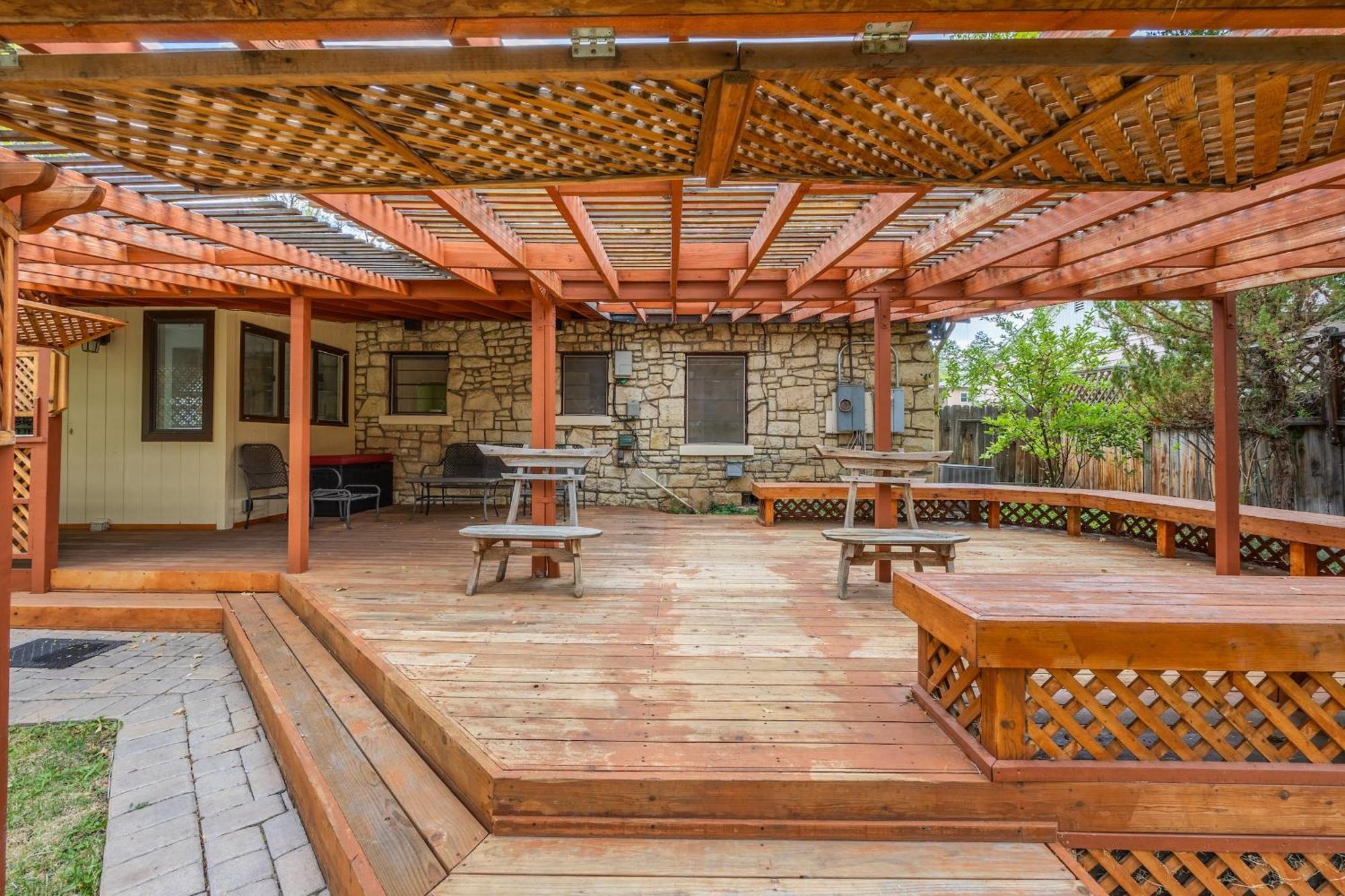 Cozy 2br Near Unr With Large Deck & Parking Holiday home