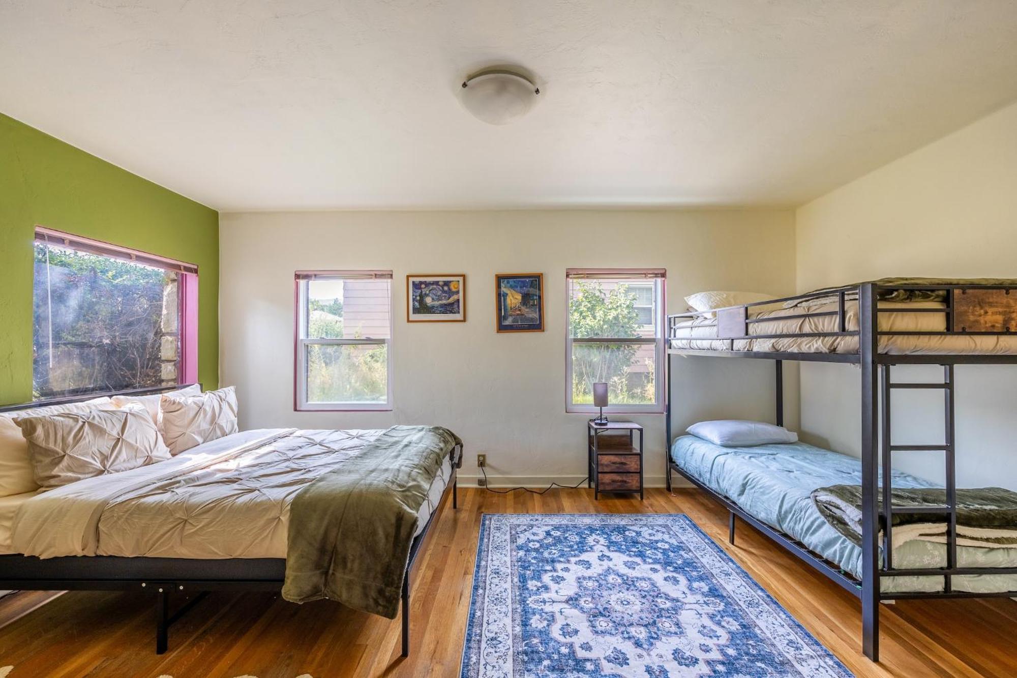 Cozy 2br Near Unr With Large Deck & Parking Holiday home *