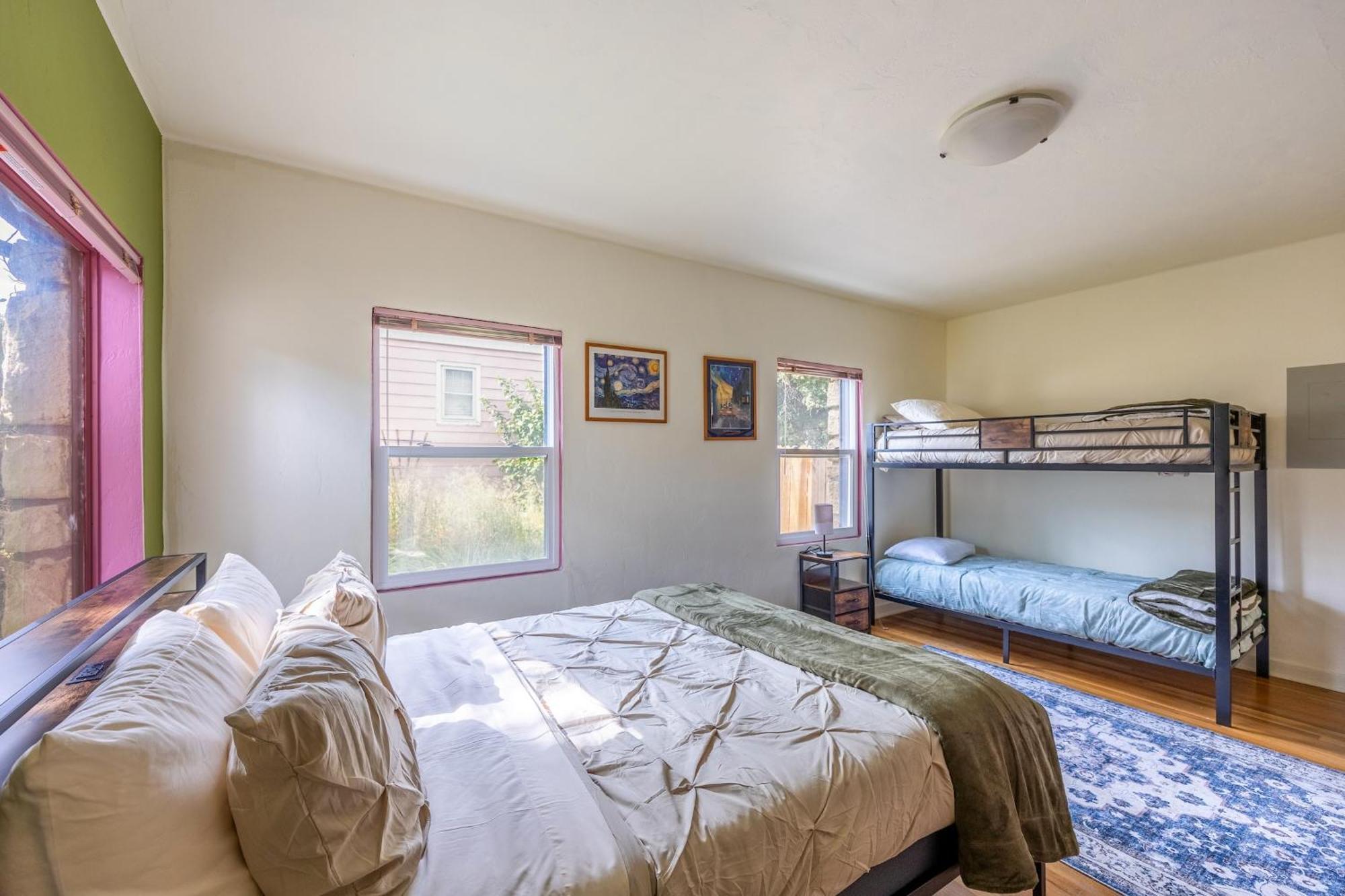 Cozy 2br Near Unr With Large Deck & Parking Holiday home Reno