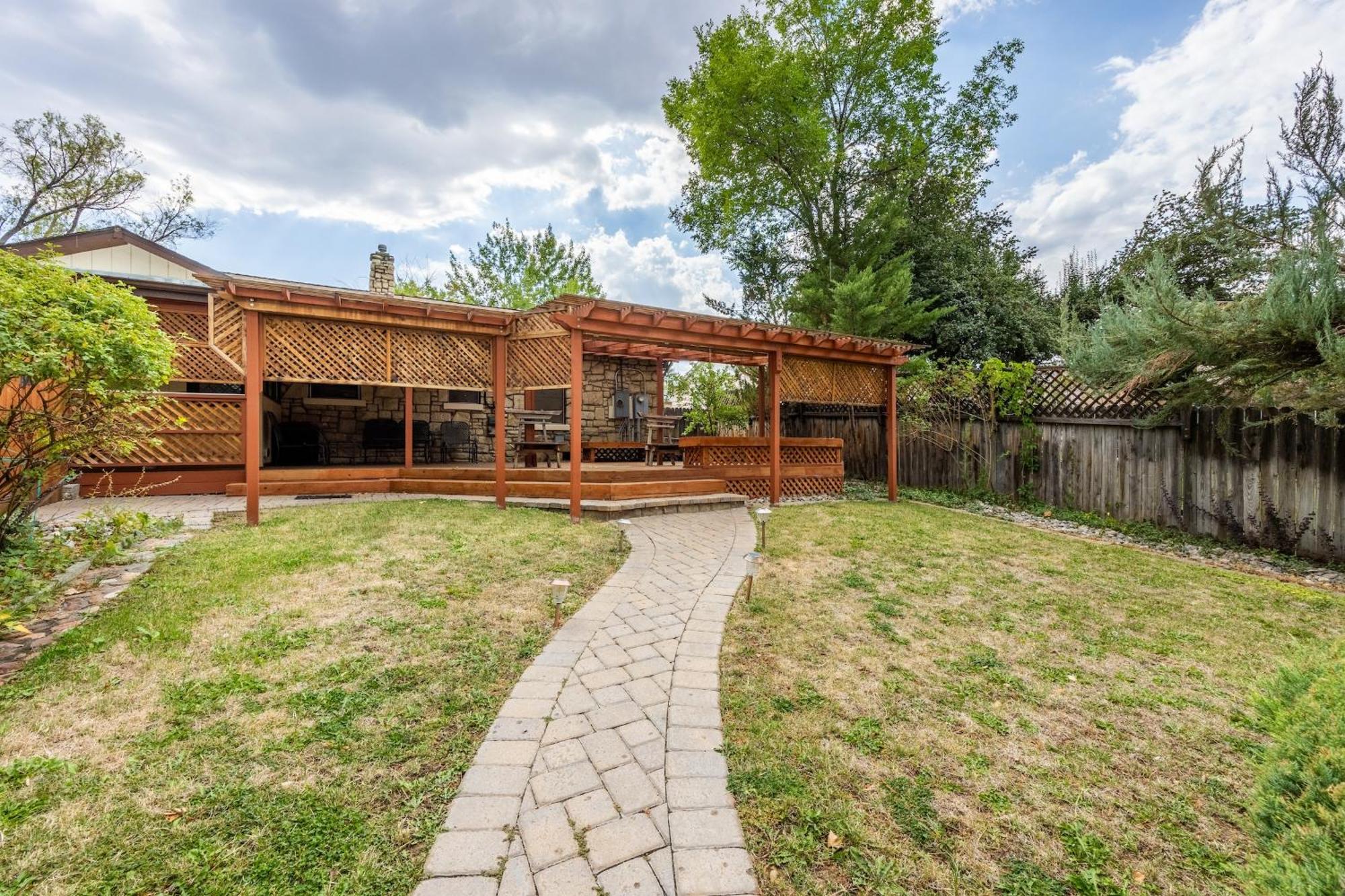 Cozy 2br Near Unr With Large Deck & Parking *