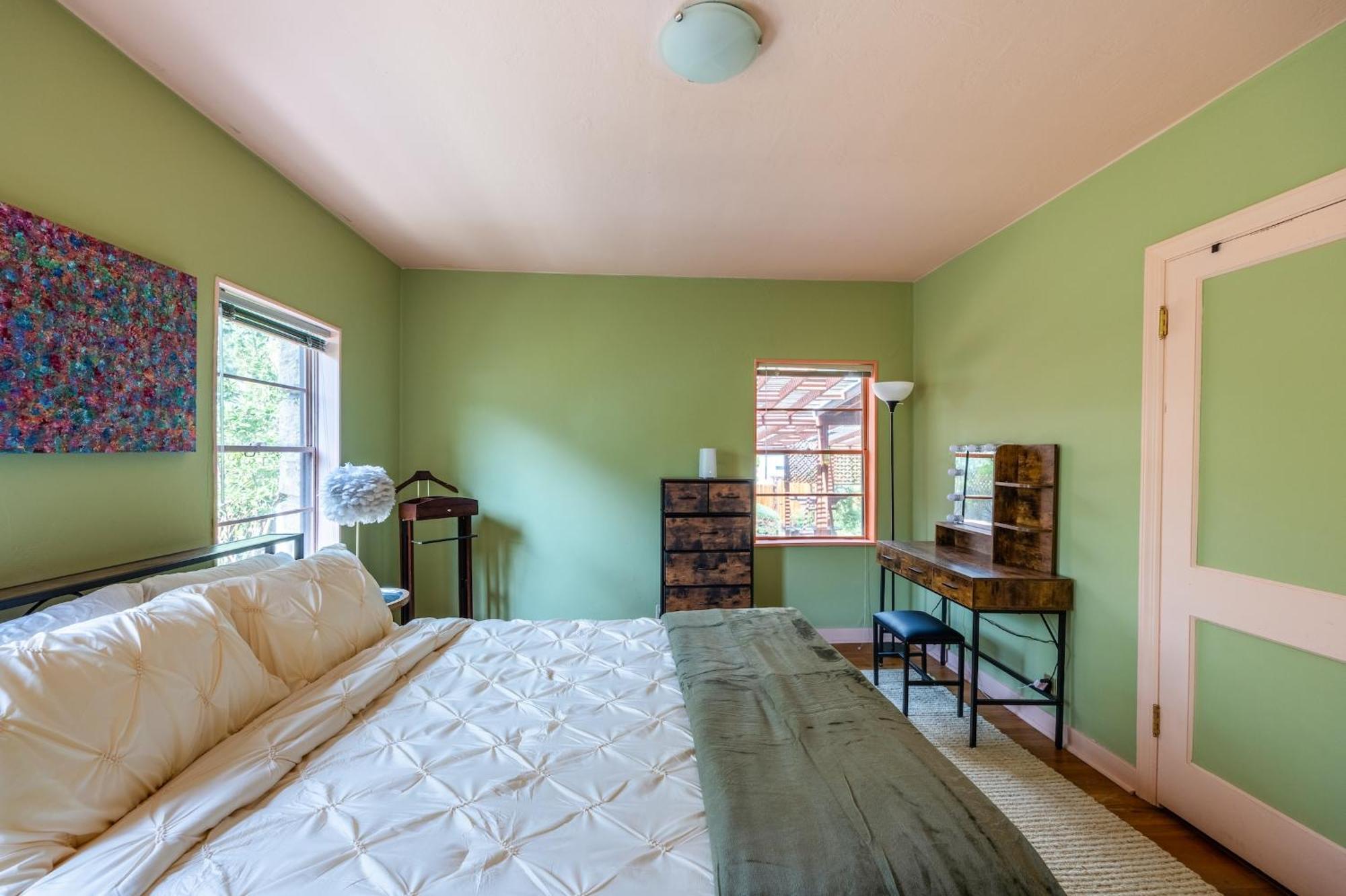 Cozy 2br Near Unr With Large Deck & Parking Holiday home
