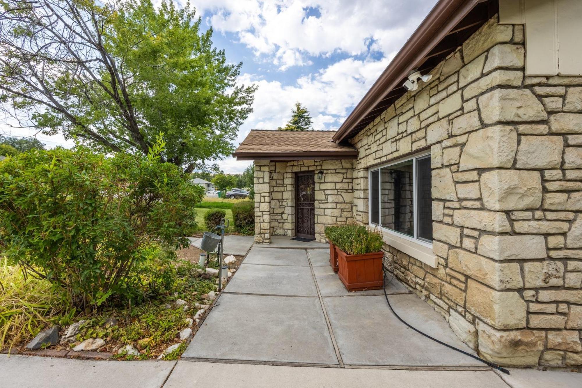 Holiday home Cozy 2br Near Unr With Large Deck & Parking