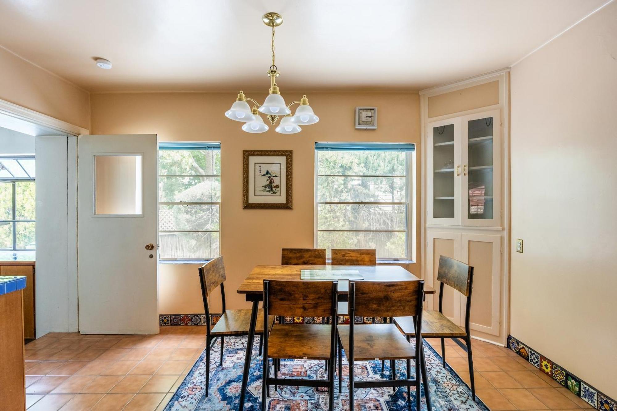 Cozy 2br Near Unr With Large Deck & Parking *