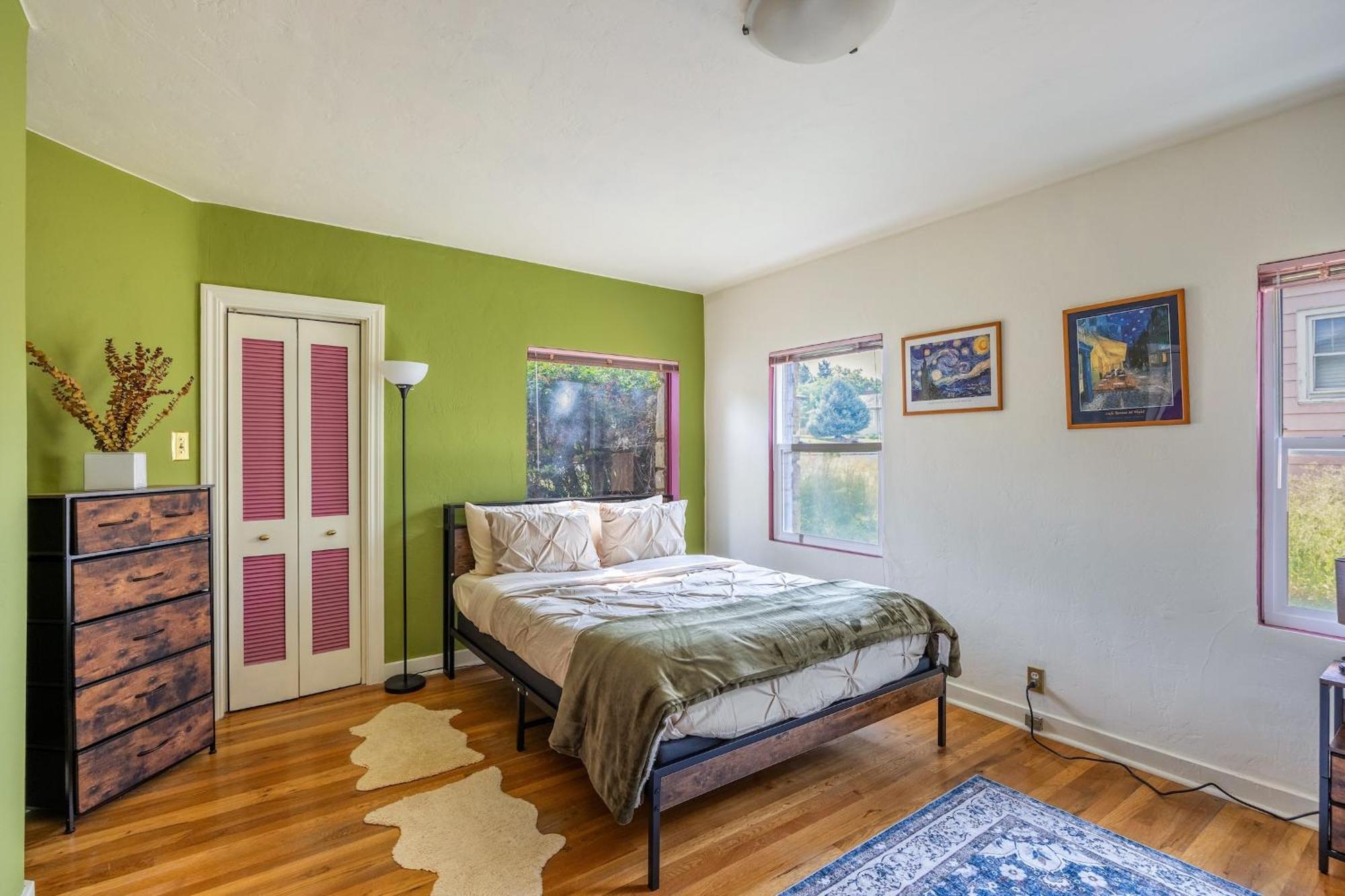 Holiday home Cozy 2br Near Unr With Large Deck & Parking