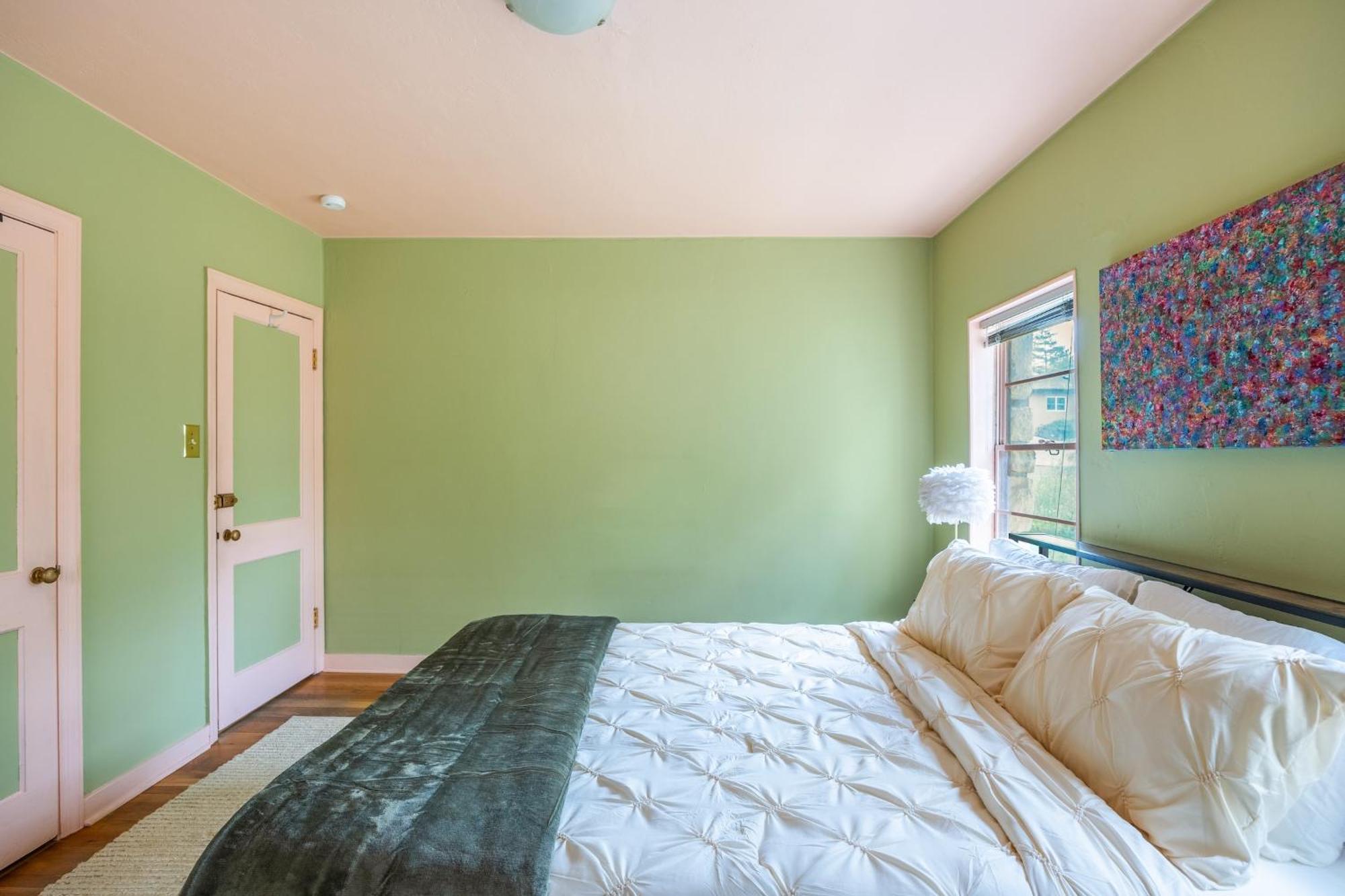 Cozy 2br Near Unr With Large Deck & Parking Reno