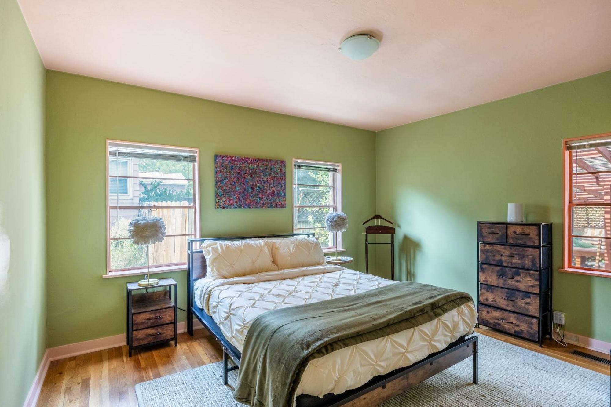 Cozy 2br Near Unr With Large Deck & Parking * Reno