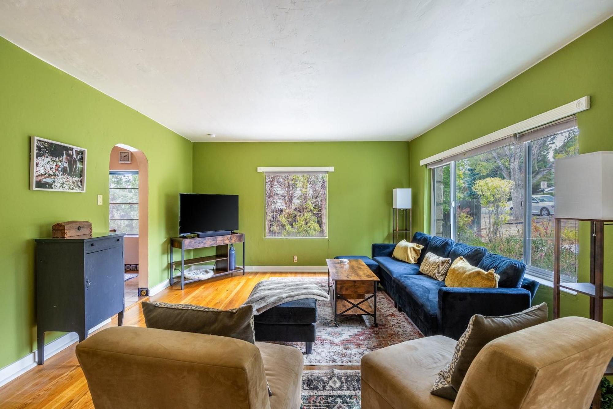 Holiday home Cozy 2br Near Unr With Large Deck & Parking