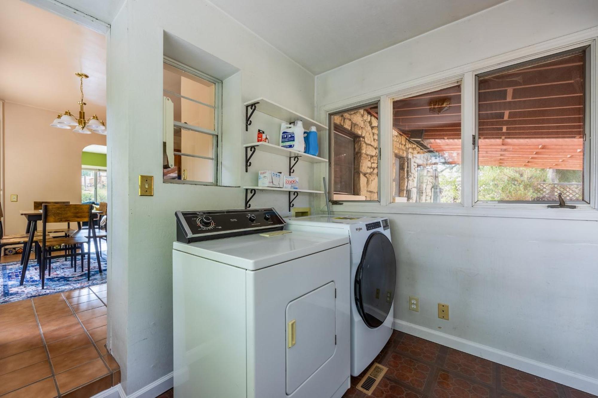 Cozy 2br Near Unr With Large Deck & Parking Reno
