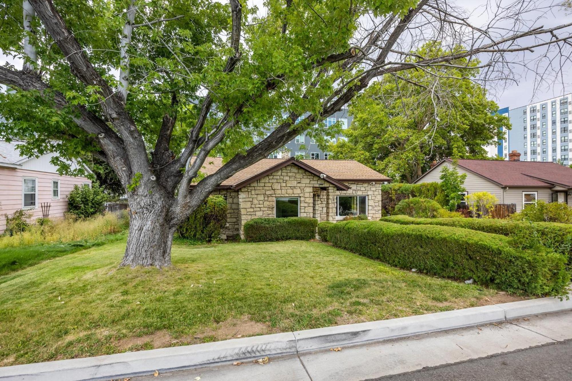Cozy 2br Near Unr With Large Deck & Parking Holiday home