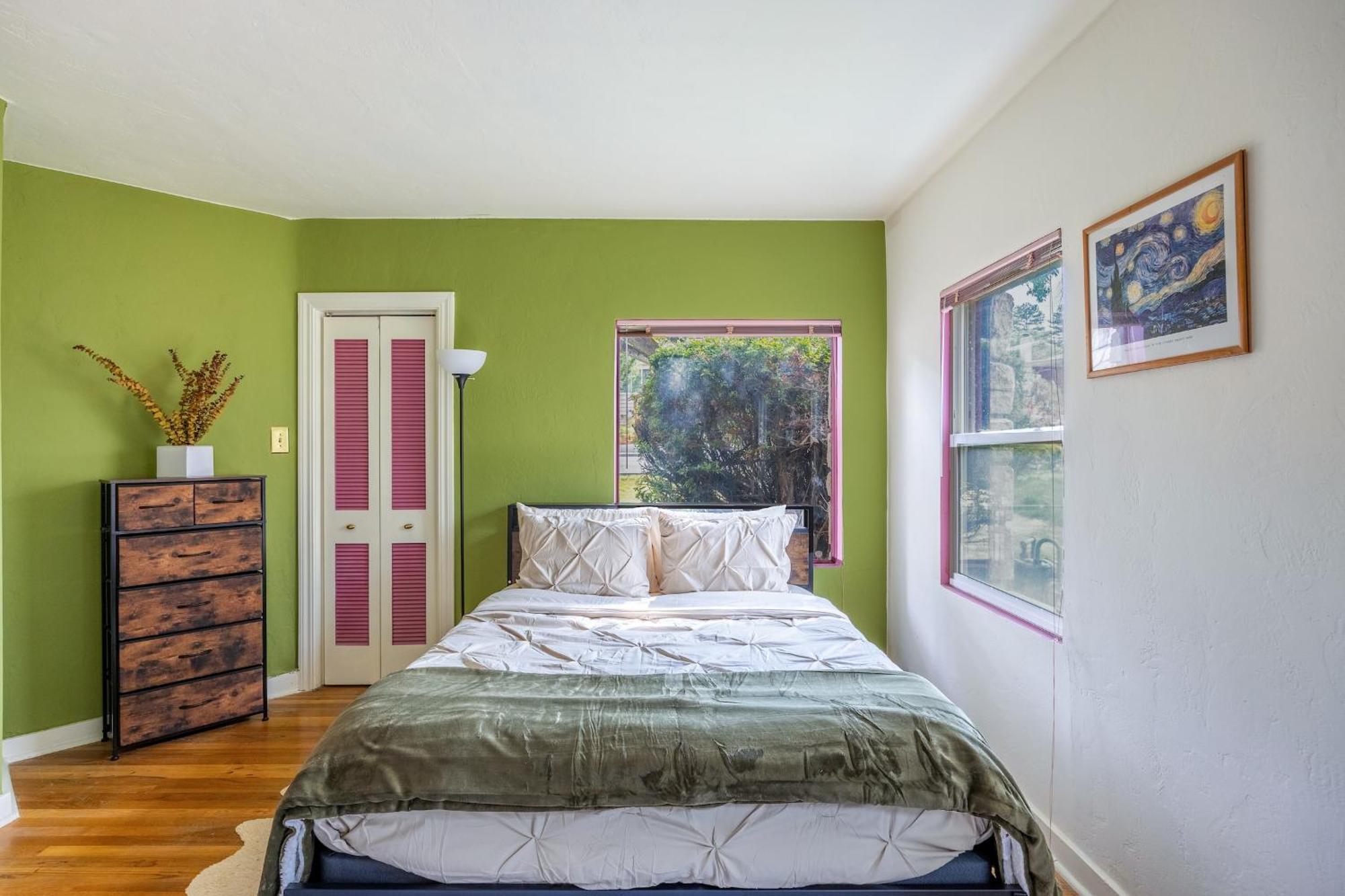 Holiday home Cozy 2br Near Unr With Large Deck & Parking