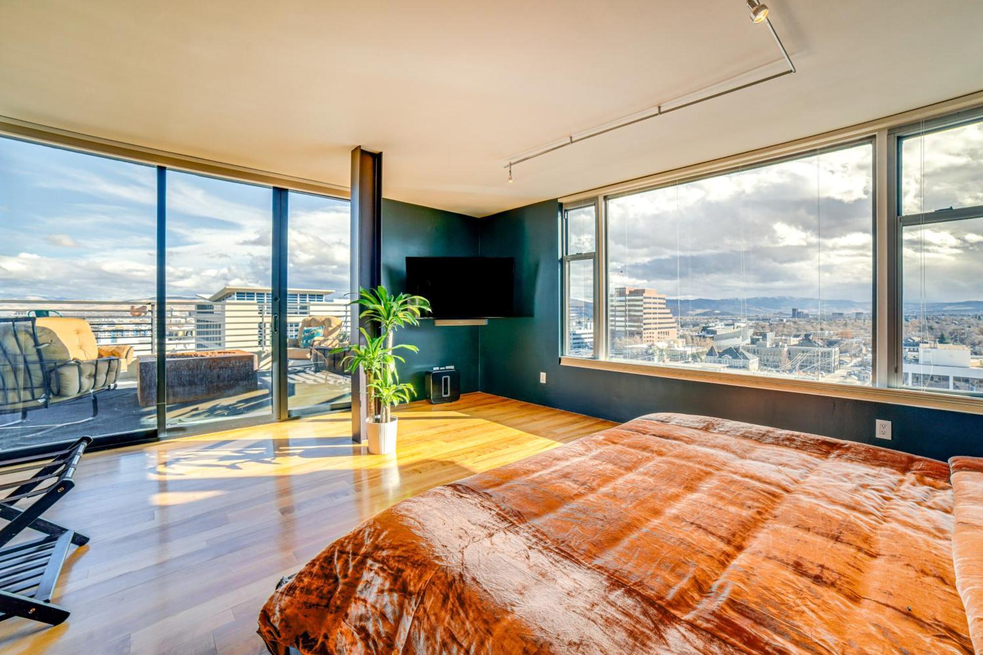 Luxe Dtwn Penthouse About 3 Mi To Casinos! Apartment *