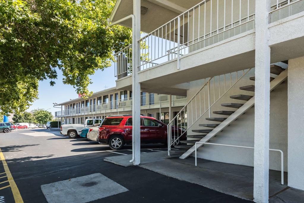 Hotel 6-reno, Nv - Virginia Plumb
