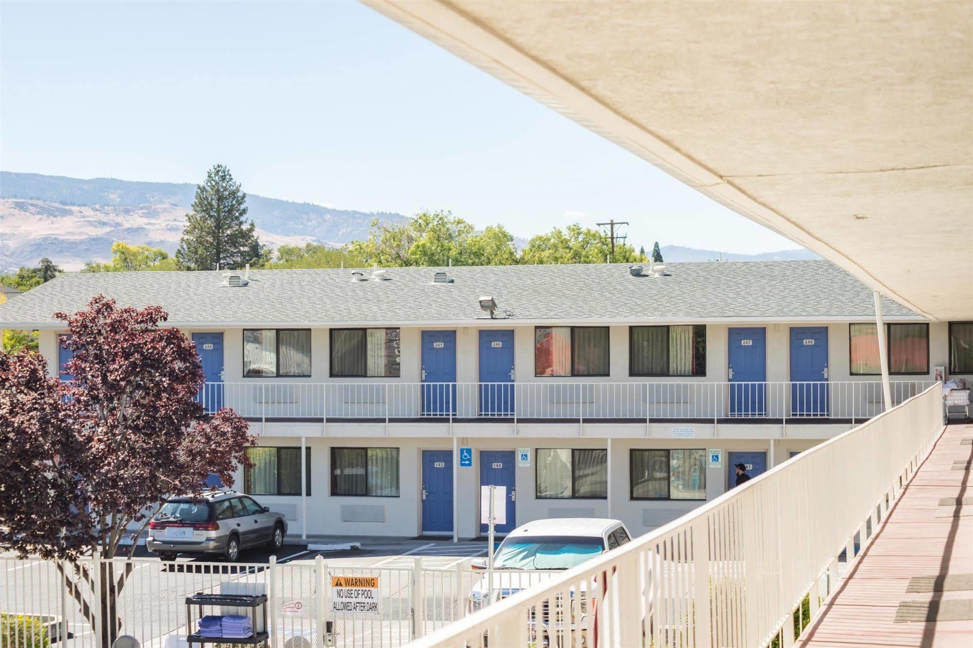 Hotel 6-reno, Nv - Virginia Plumb