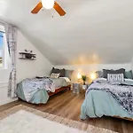 Midtown Flight Deck: 2Br Gem
