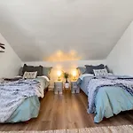 Midtown Flight Deck: 2Br Gem