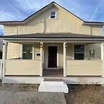 Midtown Flight Deck: 2Br Gem