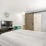 Charming Mid-Century Motel 8