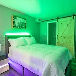 Charming Mid-Century Motel 4