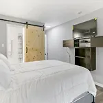 Charming Mid-Century Motel 4