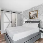 Charming Mid-Century Motel 3