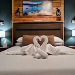 Romantic Couples Retreat - Tahoe Room