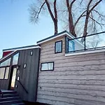 Beautiful And Elegant River Front Cottage