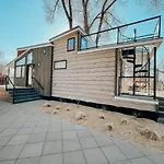 Beautiful And Elegant River Front Cottage