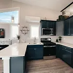 Beautiful And Elegant River Front Cottage
