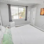Reno Upper Unit With King Bed & Pull-Out Couch