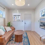 Modern 1-Br Apartment Close To Downtown Vibes