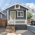 Modern 1-Br Apartment Close To Downtown Vibes