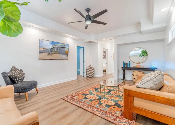 Stylish 2-Bedroom Walking Distance To Downtown