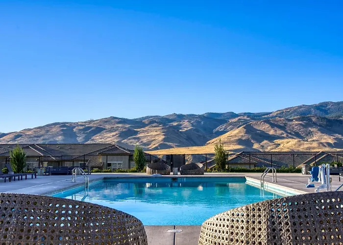 Luxury Retreat - King Beds, Hot Tub, & Pool - Family & Remote Work Friendly