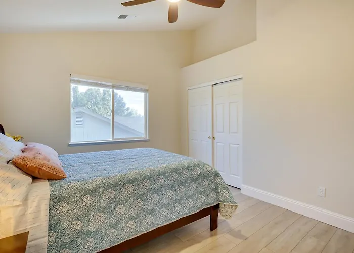 Spacious Family Retreat - 4 Mi To Downtown!