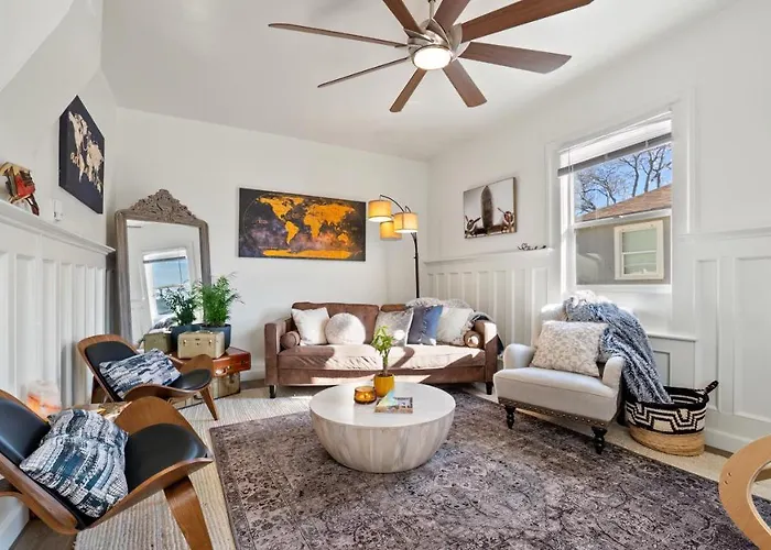 Midtown Flight Deck: 2Br Gem