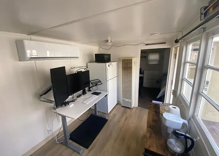 Midtown Charm: 1Br Urban Pad