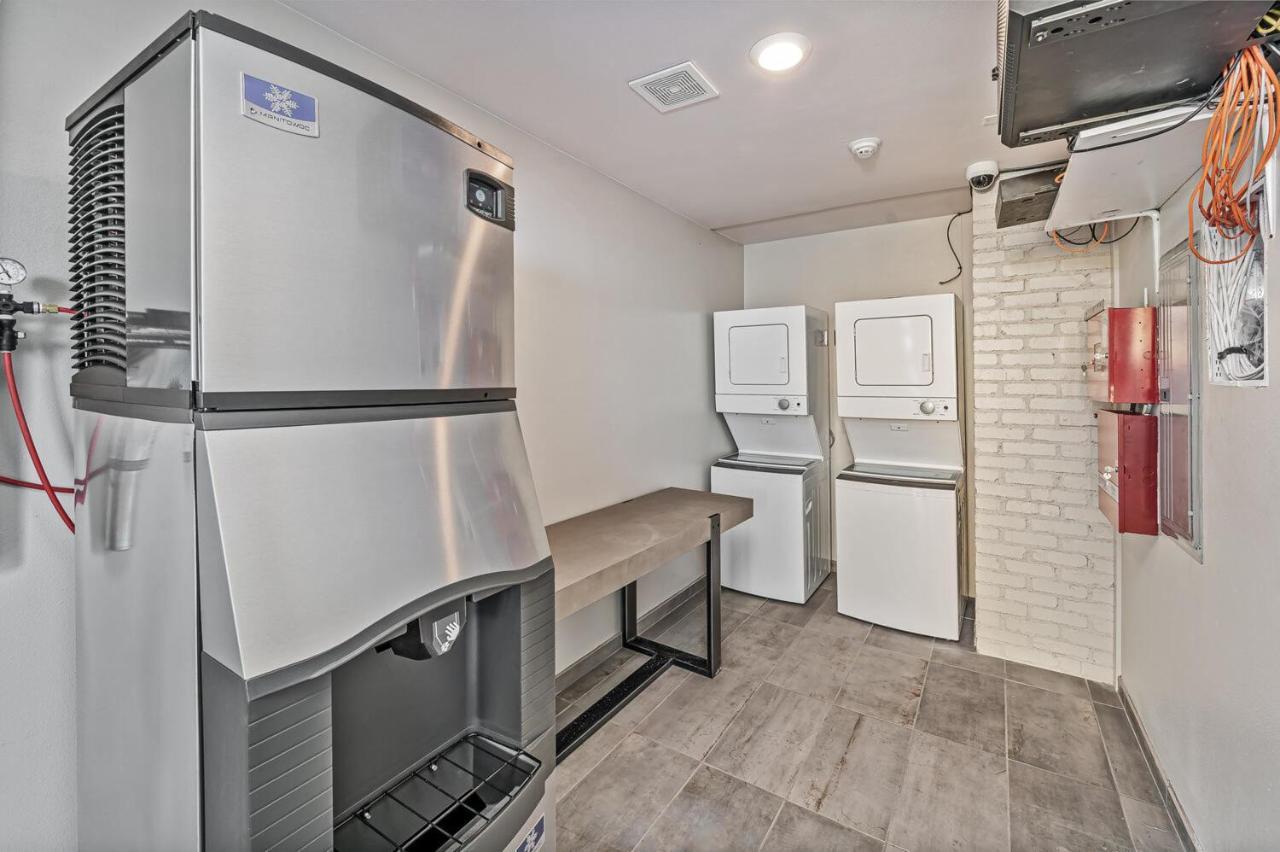 Boutique In The Heart Of Midtown! *
