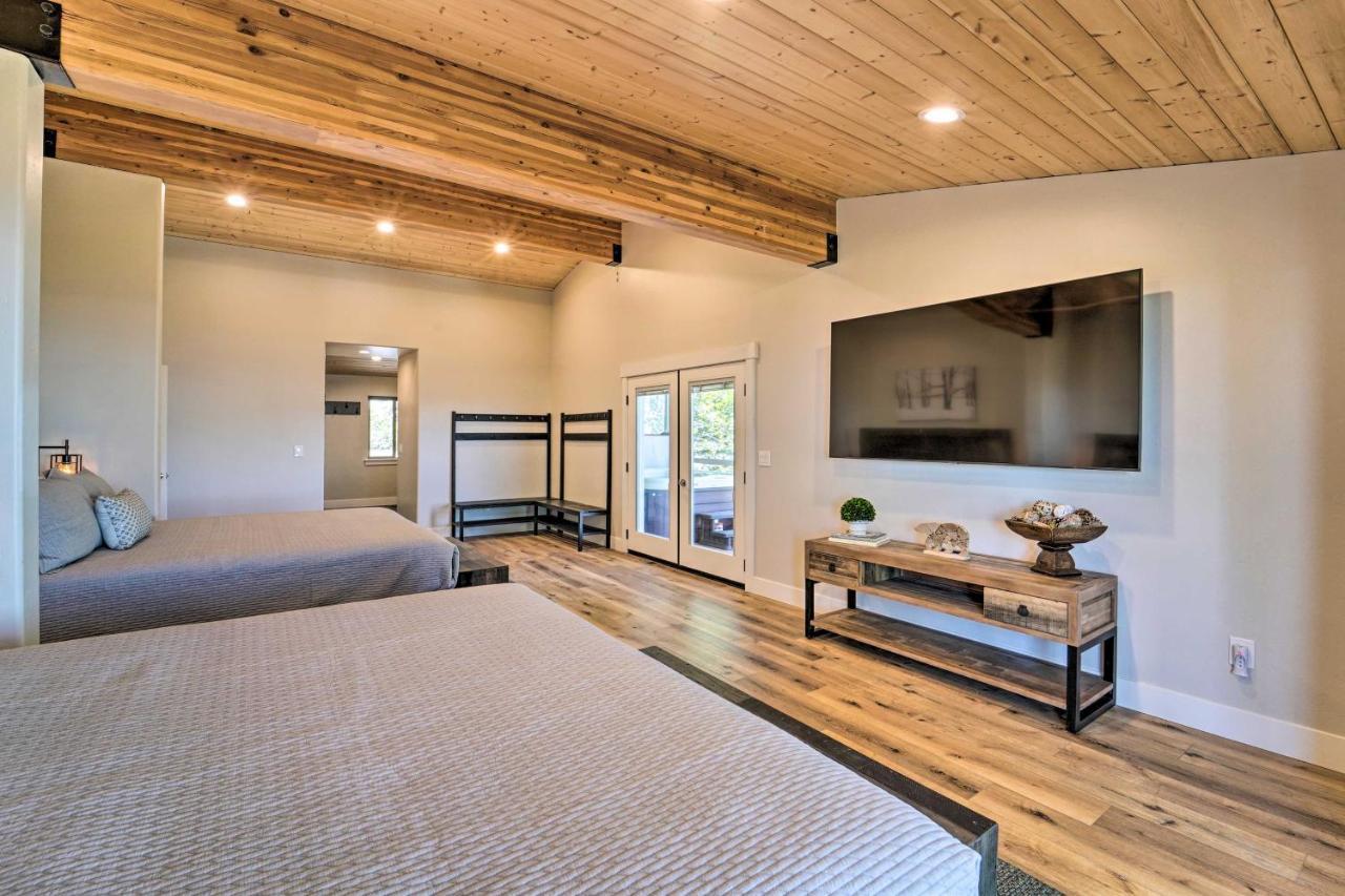 Luxe With Mountain View 3 Mi To Skiing! Holiday home *