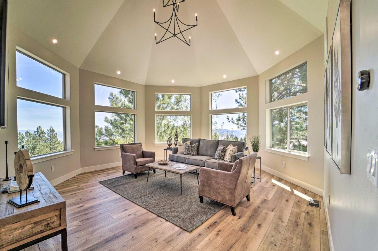 Luxe With Mountain View 3 Mi To Skiing! Holiday home