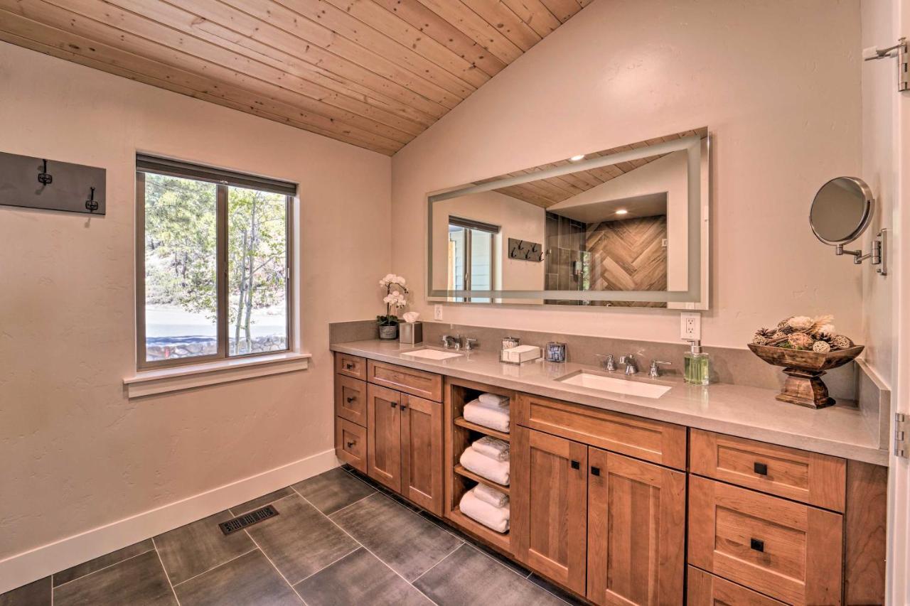 Luxe With Mountain View 3 Mi To Skiing! Holiday home *
