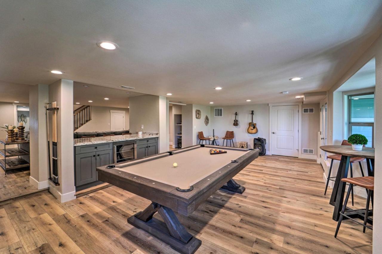 Luxe With Mountain View 3 Mi To Skiing! Holiday home *