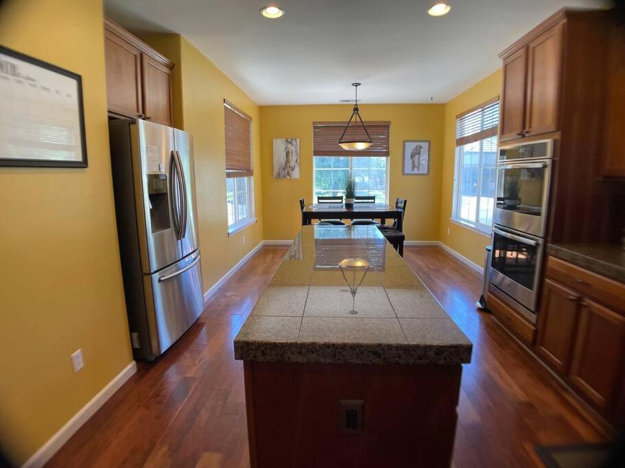 Cozy Casa W/fireplace, Double Ovens, Garage Parking, Ev Charger 20min Mt Rose; 40 2 Tahoe *