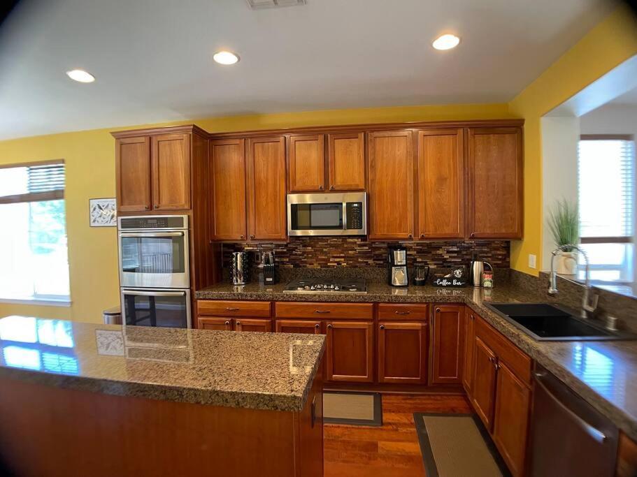 Cozy Casa W/fireplace, Double Ovens, Garage Parking, Ev Charger 20min Mt Rose; 40 2 Tahoe Reno