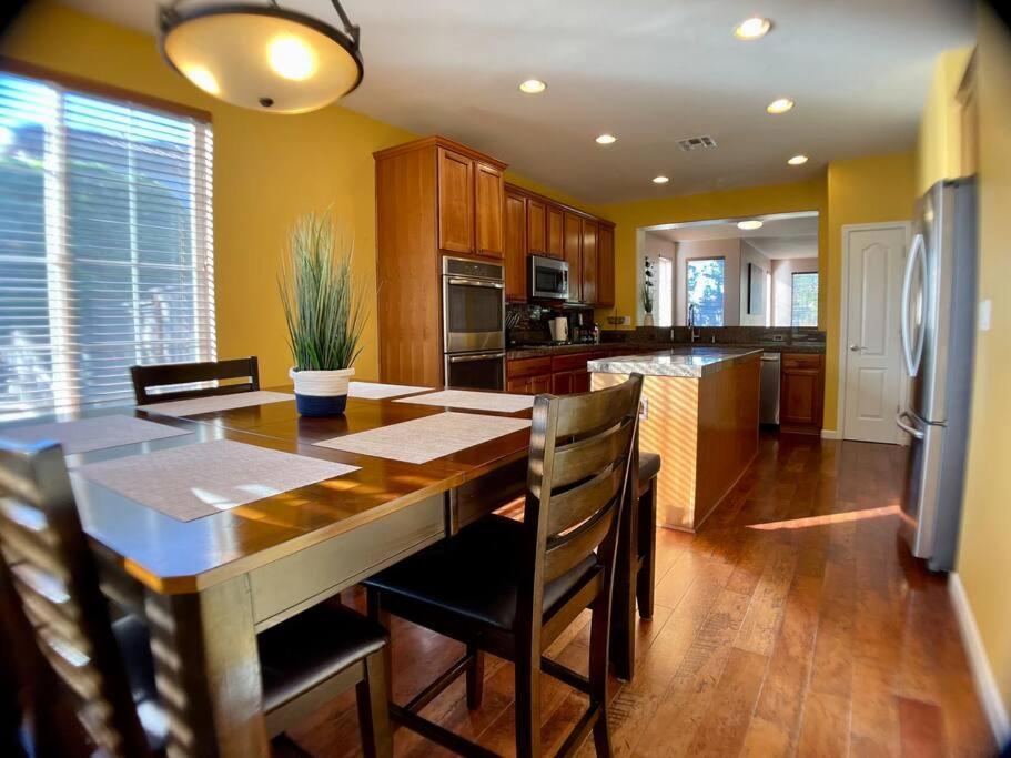 Cozy Casa W/fireplace, Double Ovens, Garage Parking, Ev Charger 20min Mt Rose; 40 2 Tahoe * Reno