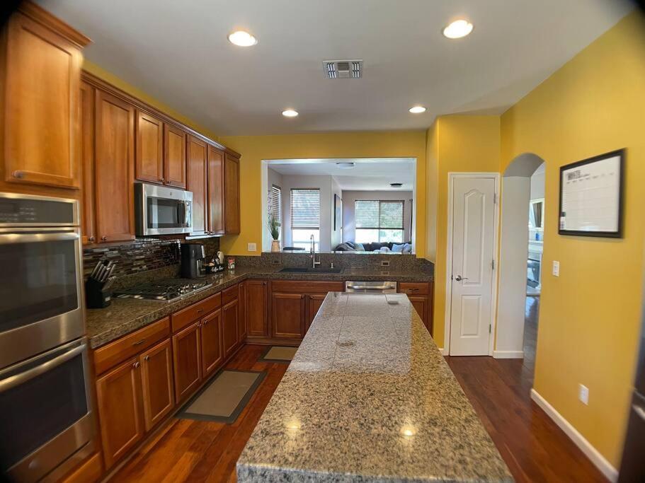Cozy Casa W/fireplace, Double Ovens, Garage Parking, Ev Charger 20min Mt Rose; 40 2 Tahoe Reno