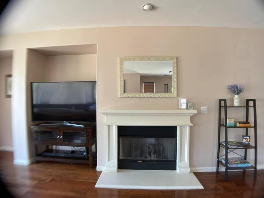 Cozy Casa W/fireplace, Double Ovens, Garage Parking, Ev Charger 20min Mt Rose; 40 2 Tahoe *