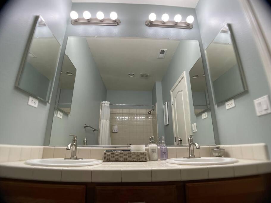 Cozy Casa W/fireplace, Double Ovens, Garage Parking, Ev Charger 20min Mt Rose; 40 2 Tahoe Reno