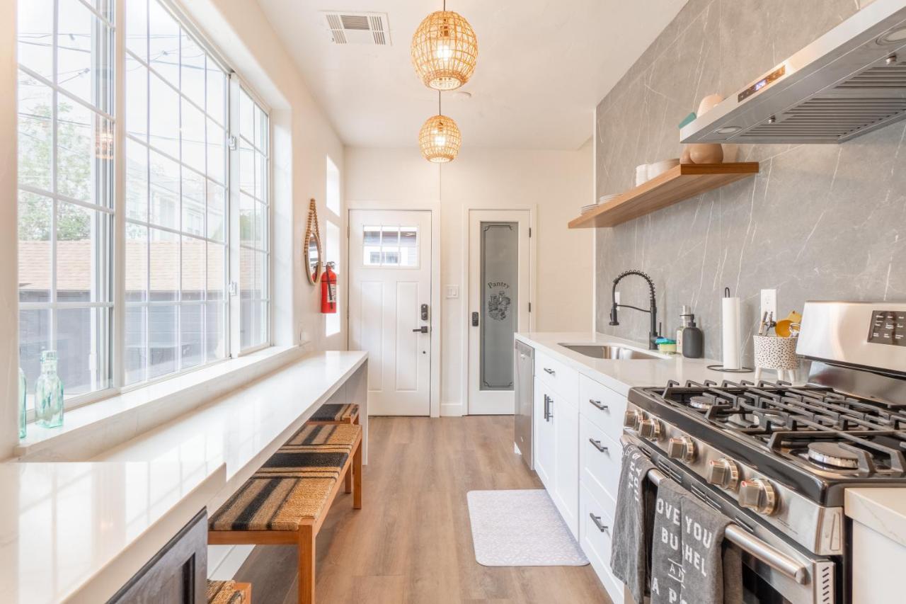 Holiday home Stylish 2-bedroom Walking Distance To Downtown *