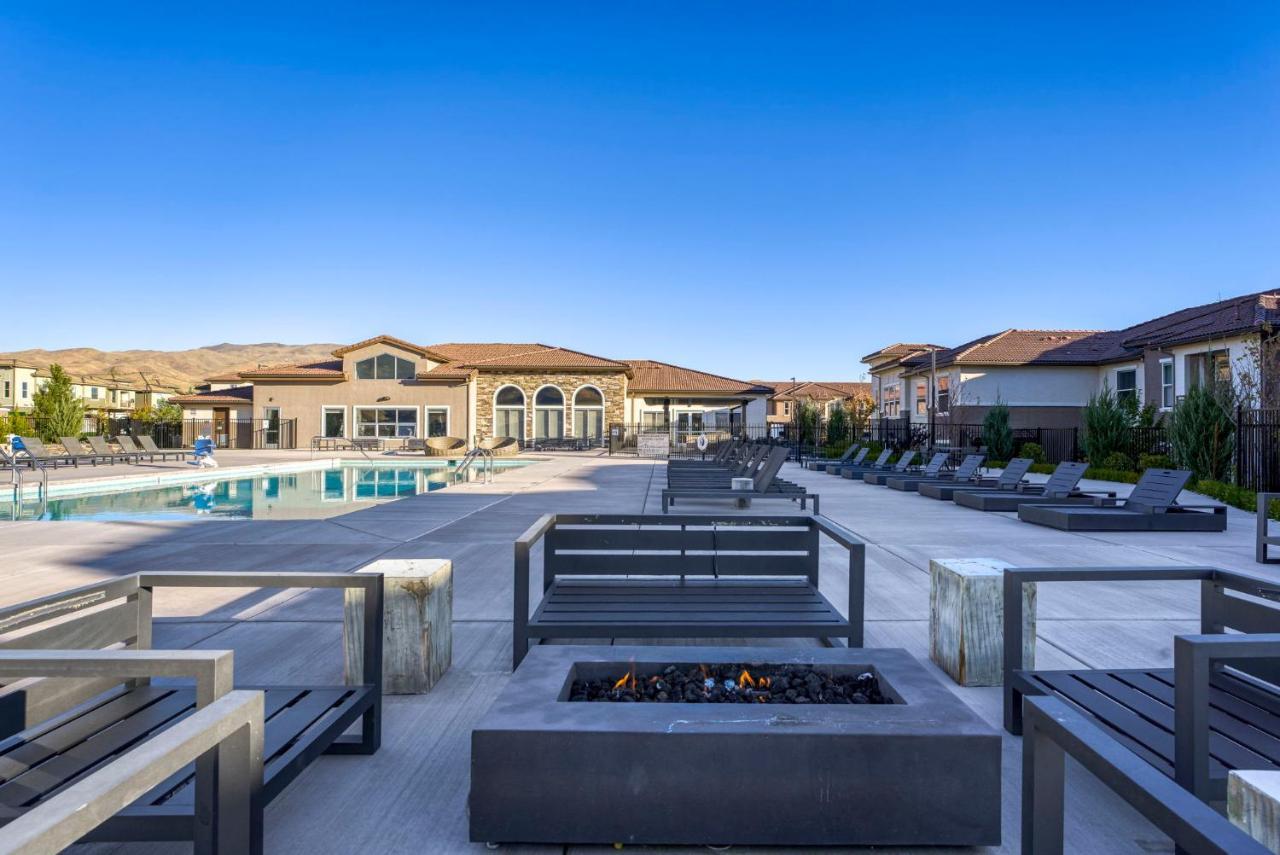 Apartment Luxury Retreat - King Beds, Hot Tub, & Pool - Family & Remote Work Friendly Reno